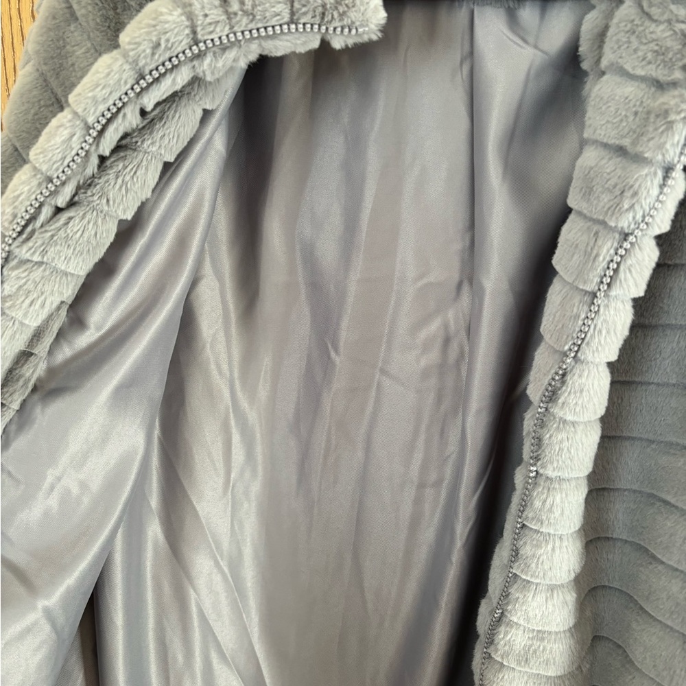 Luxurious Fuax Chinchila fur jacket NWOT - Picture 7 of 7